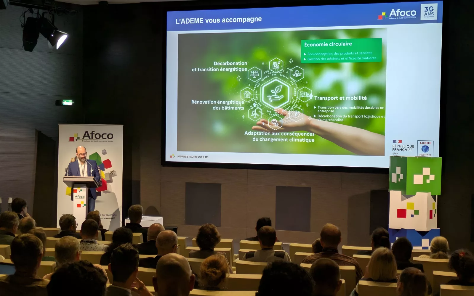 L’économie circulaire, moteur de la décarbonation des entreprises Raphaël GUASTAVI Directeur adjoint Économie Circulaire ADEME